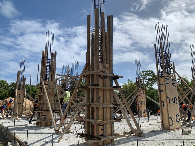 Columnas de hormigón armado con encofrado de madera en una obra de Macruz Ingeniería