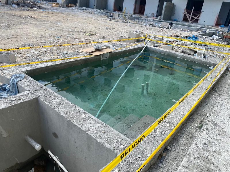 Vaso de piscina en hormigón durante la fase de construcción